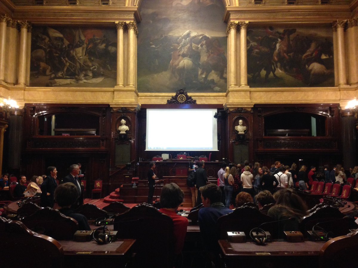 VanonckelenS's tweet image. Goede interactie tussen @KRASGlobelink jongeren en @Petervanrompuy tijdens #plenum17 in de Senaat: op naar aanbevelingen! @Globelink @vljr