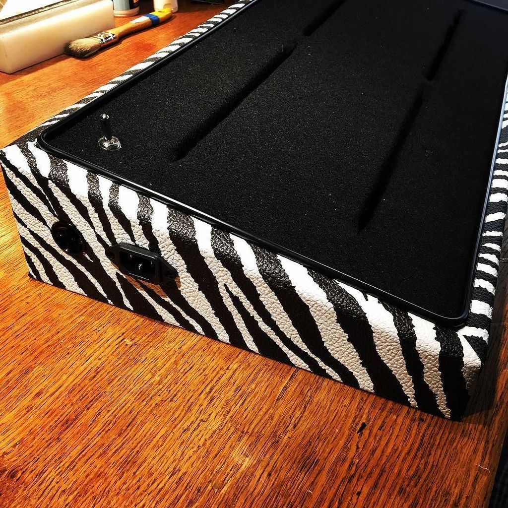 layvent's tweet image. Un pedalboard 65x30cm zébra avec alimentation CEI actuellement en fabrication ! 
#madeinfrance #pedalboard #lyon ift.tt/2pNp9m2