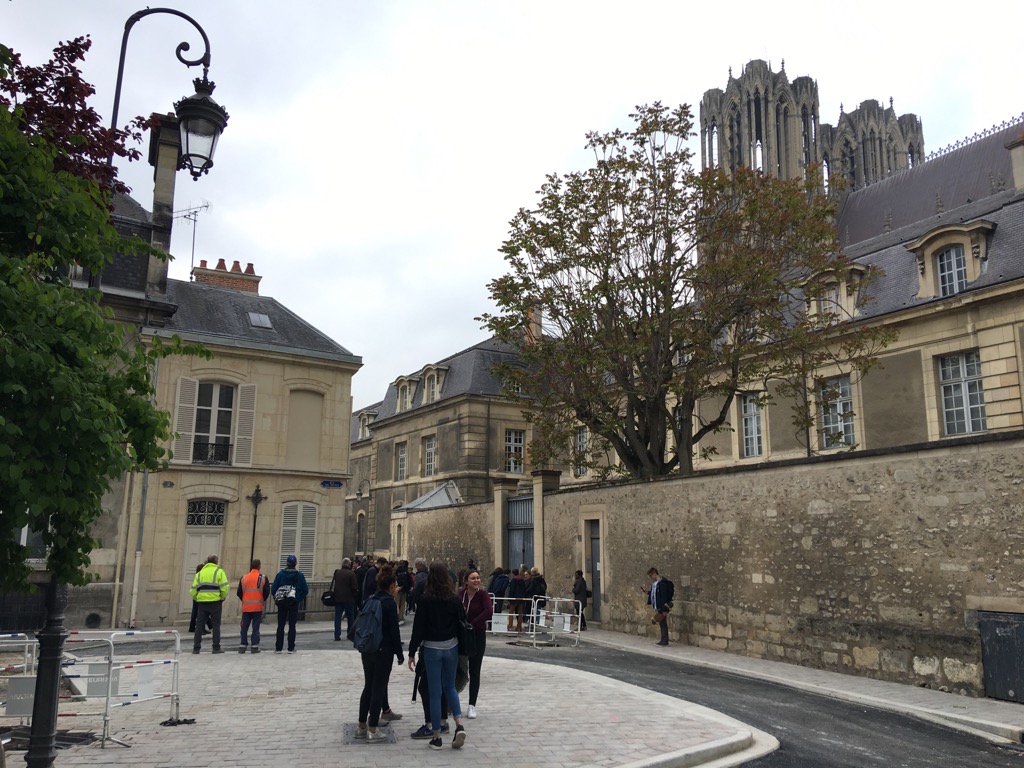FredGouis's tweet photo. Bloquée 30 mn dans la cathédrale de #Reims Marine Le Pen est sortie par une porte dérobée du palais du Tau #MLPReims https://t.co/PPJLVFB94C