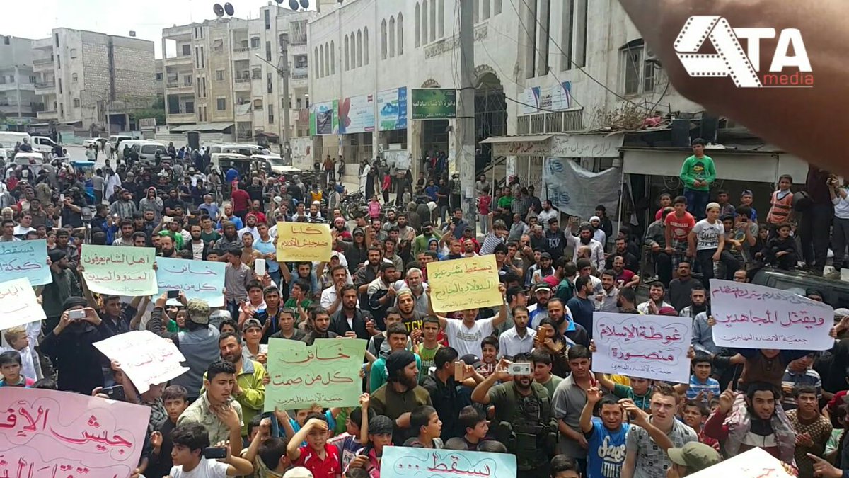 sham2q's tweet photo. جانب من المظاهرة المؤيدة ل #هيئة_تحرير_الشام في مدينة #إدلب
#جيش_الإسلام 
#الغوطة_الشرقية 
#جيش_أبوكعكة https://t.co/cjT7T7Wcva