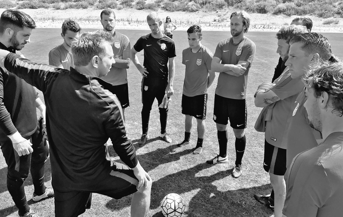 AllistairMcCaw's tweet photo. POOR TEAMS = zero accountability. AVERAGE TEAMS = coaches hold players accountable. 
GREAT TEAMS = players holding each other accountable! https://t.co/WBps2436rF