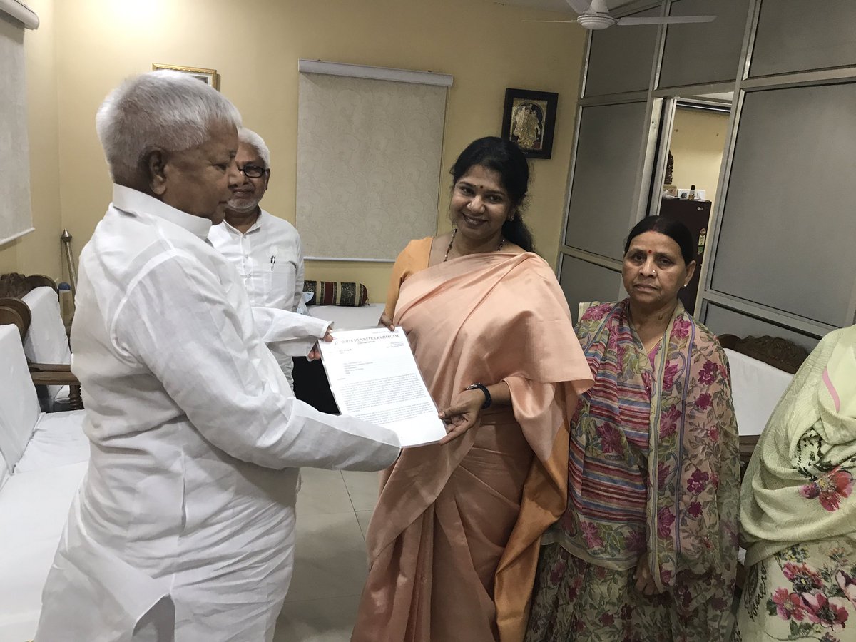 laluprasadrjd's tweet photo. Old friend &amp; social justice companion DMK chief Karunanidhi Ji's daughter Kanimozhi came to invite for Karunanidhi's 94th B'day celebrations https://t.co/9u9zJrHUeg