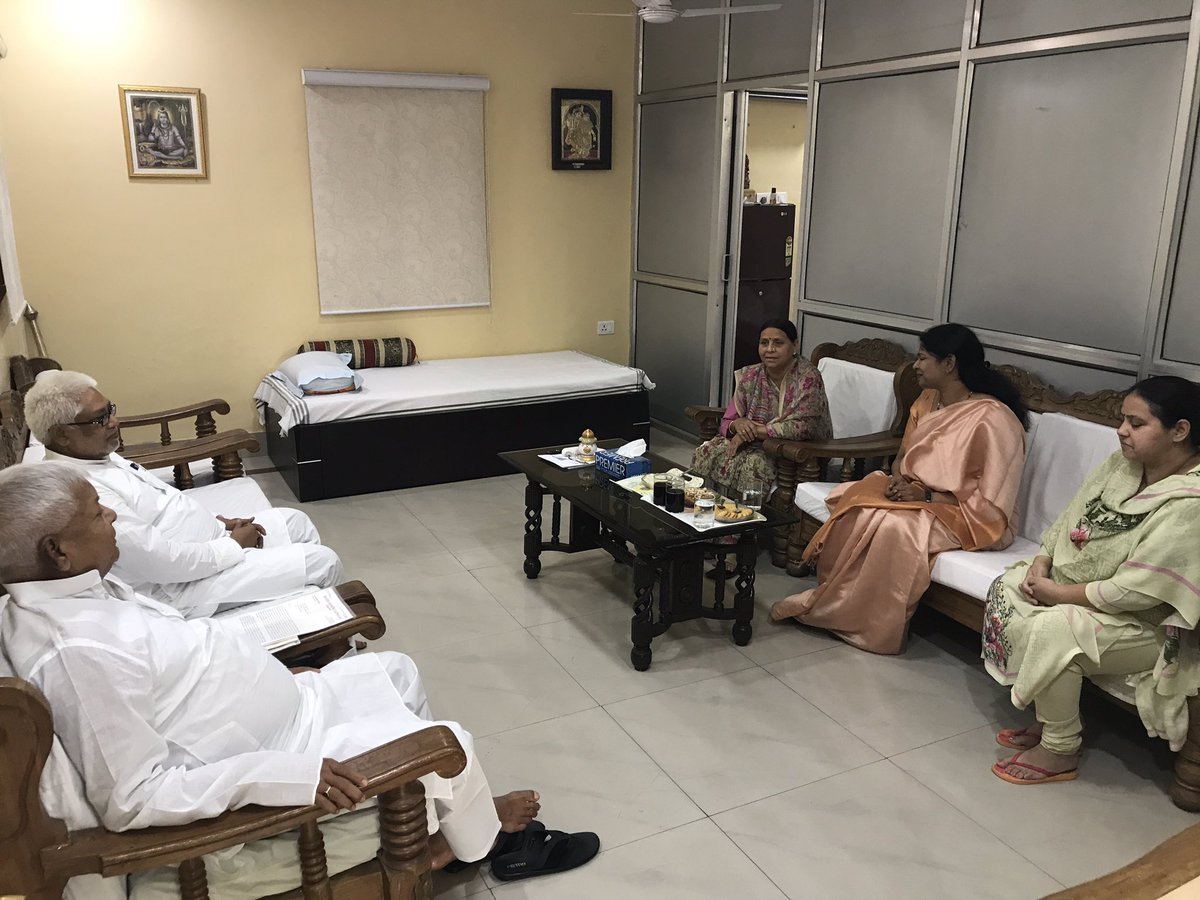 laluprasadrjd's tweet photo. Old friend &amp; social justice companion DMK chief Karunanidhi Ji's daughter Kanimozhi came to invite for Karunanidhi's 94th B'day celebrations https://t.co/9u9zJrHUeg