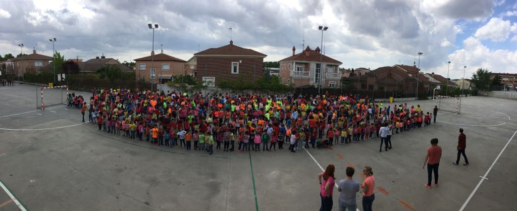 CeipMargaritaSa's tweet photo. Los alumnos del cole preparados para bailar "La bicicleta" 🚴🚴🚴 #JornadasCulturales2017 #HealthYLife #SelloSaludable @educacyl @AmpaMargarita https://t.co/kK5NXZXtH3
