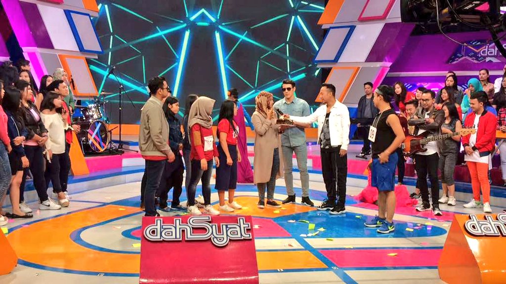 ASCADA_ID's tweet photo. Serunya tadi pagi di @dahSyatMusik dapat surprise dari #papiners ada yang ultah nih pentolan @Papinka_Band selamat yah...sukses selalu. https://t.co/i2AhRMAAeI