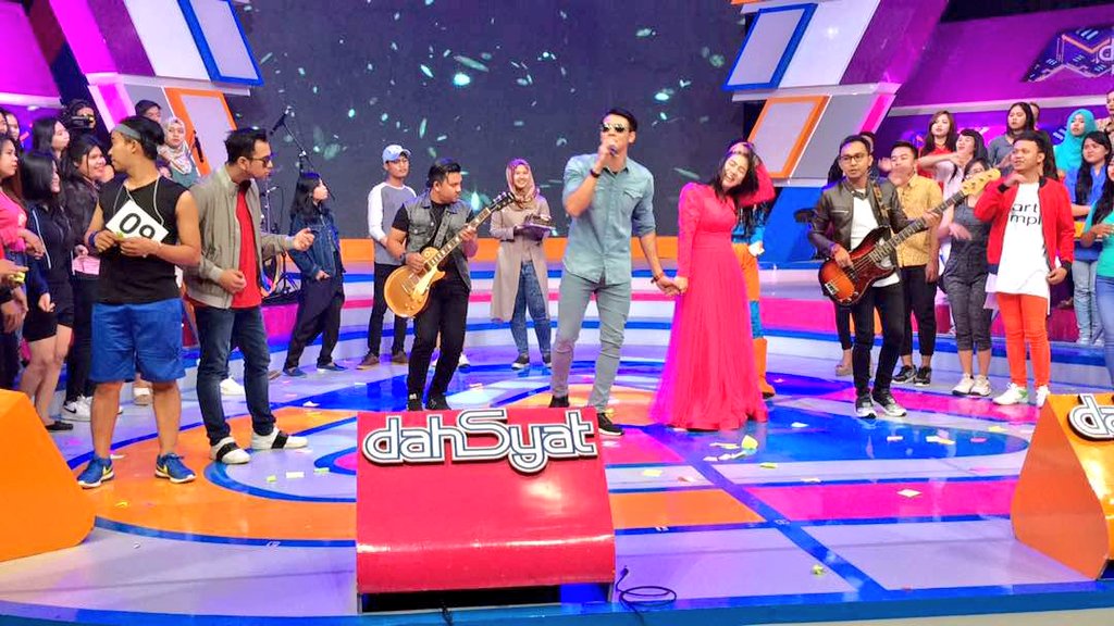 ASCADA_ID's tweet photo. Serunya tadi pagi di @dahSyatMusik dapat surprise dari #papiners ada yang ultah nih pentolan @Papinka_Band selamat yah...sukses selalu. https://t.co/i2AhRMAAeI