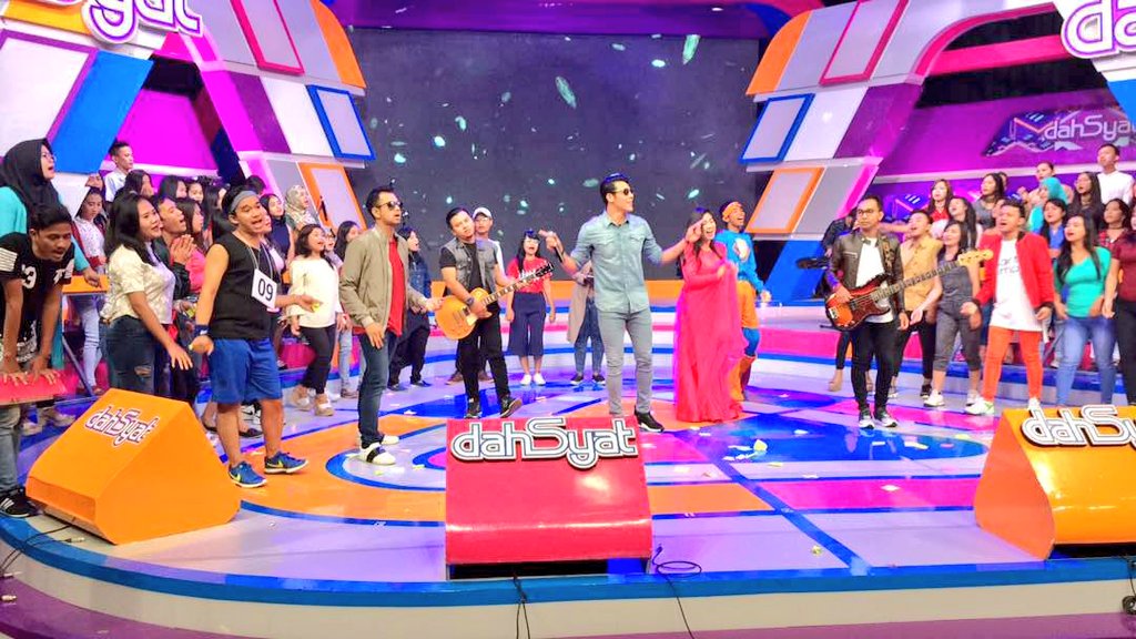 ASCADA_ID's tweet photo. Serunya tadi pagi di @dahSyatMusik dapat surprise dari #papiners ada yang ultah nih pentolan @Papinka_Band selamat yah...sukses selalu. https://t.co/i2AhRMAAeI