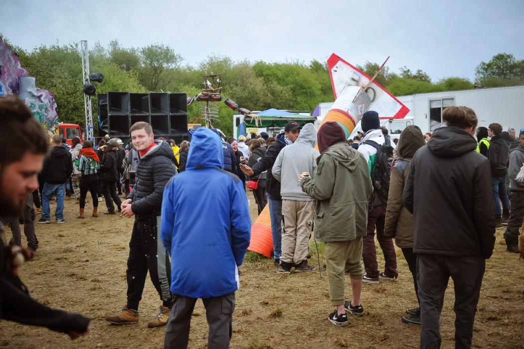 leberry_fr's tweet photo. Le collectif des sound systems acteurs du #teknival à #Pernay du 1er mai 2017 revient sur l'évènement https://t.co/bmYVbF85nP https://t.co/D1J13pBdQc