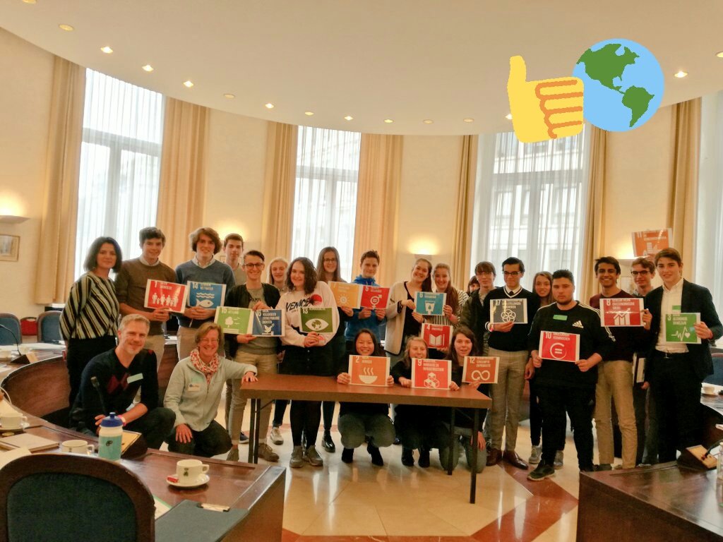 "Sensibiliseer ons op een positieve, creatieve manier"  jongeren over duurzaamheid #parlement #Plenum17 #SDGonthego #stemrecht16