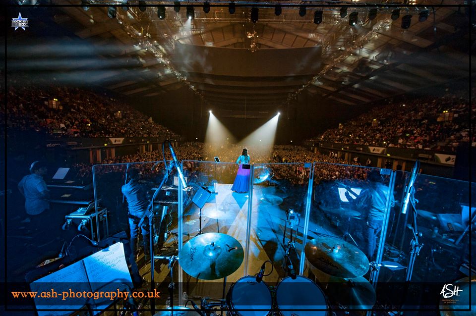 nimasha4sg's tweet photo. *Header Suggestion*
@shreyaghoshal Do update ur header by using one of them."My biggest award is performing in front of my fans " -#SGQuote https://t.co/KtPbQOnv7c