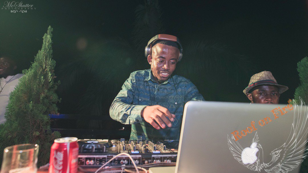 SurflineGH's tweet photo. It was a LITuation from @RoofAccra on Bosphorus Rooftop as people jammed to good music &amp; free Wifi from Surfline. #Roofonfire #ItsAboutTime https://t.co/Qeys8Dvnde