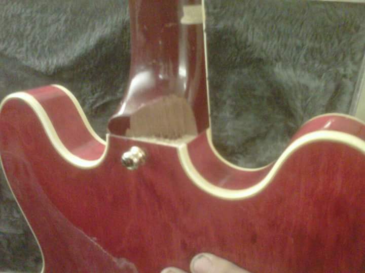 danielquigley20's tweet photo. Noel Gallaghers ES355 repaired by my mate Philippe after Liam famously smashed it the night oasis split in paris x https://t.co/F7GEEunsQ9