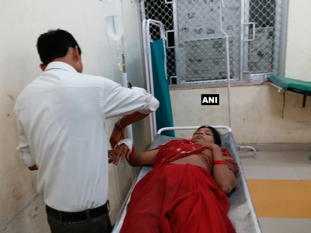 ANINewsUP's tweet photo. Banda (UP): Woman shopkeeper shot by a customer over non-payment of Rs. 10, admitted to a hospital. https://t.co/WgTpC7xUPA