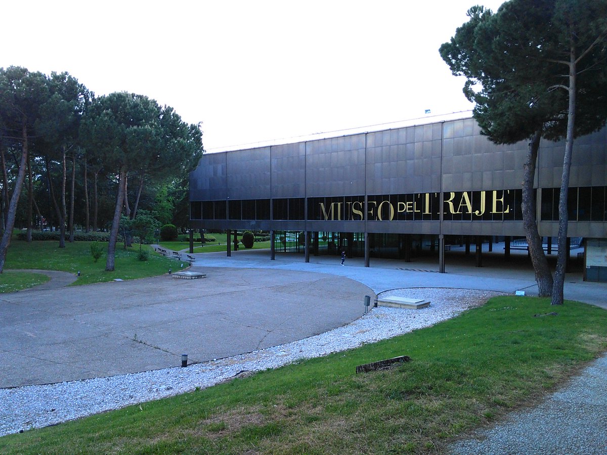 Venimos a dar un premio. Viva el <a href="/MuseodelTraje/">Museo del Traje, Madrid</a> por apostar por la foto analógica!!