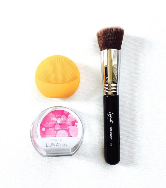 I'm giving away a Luna Play Facial Cleanser &amp; Sigma Makeup Brush on Twitter! To enter RT &amp; follow <a href="/davelackie/">dave lackie</a>