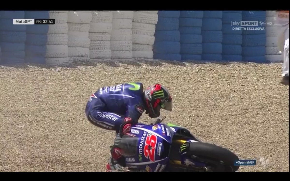 SkySportMotoGP's tweet photo. #MotoGP in pista per la FP2, scivolata per @maverickmack25. Comanda @jackmilleraus.#SkyMotori #VamosItalia LIVE 🇪🇸👉 https://t.co/VAkPqbDAj0 https://t.co/Im1QE5TeCQ