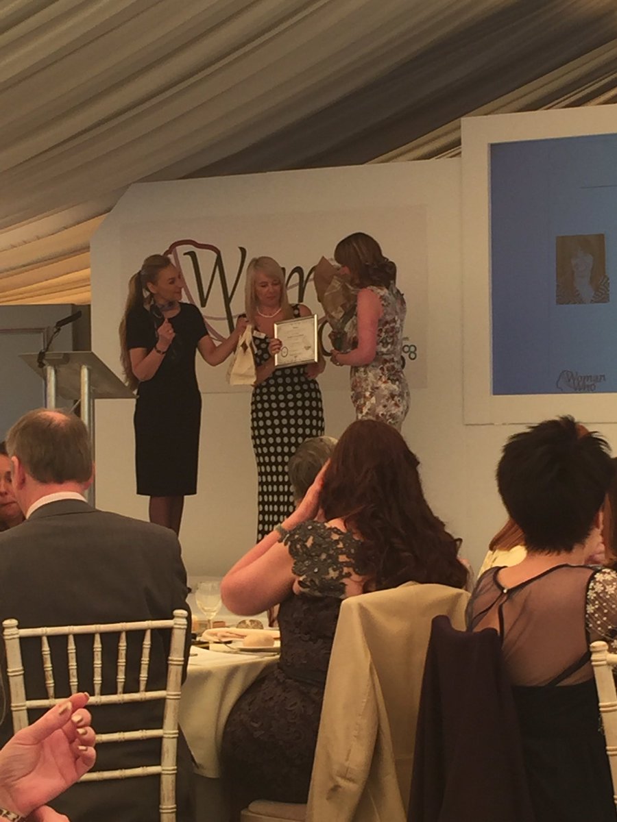 Vibrantly_Clare's tweet photo. Our fabulous @AthenaWarks presenting @NomadHrRecruit with her award. Congratulations Amy!!#womanwho #fsbwomen https://t.co/iCJcWgDMbW