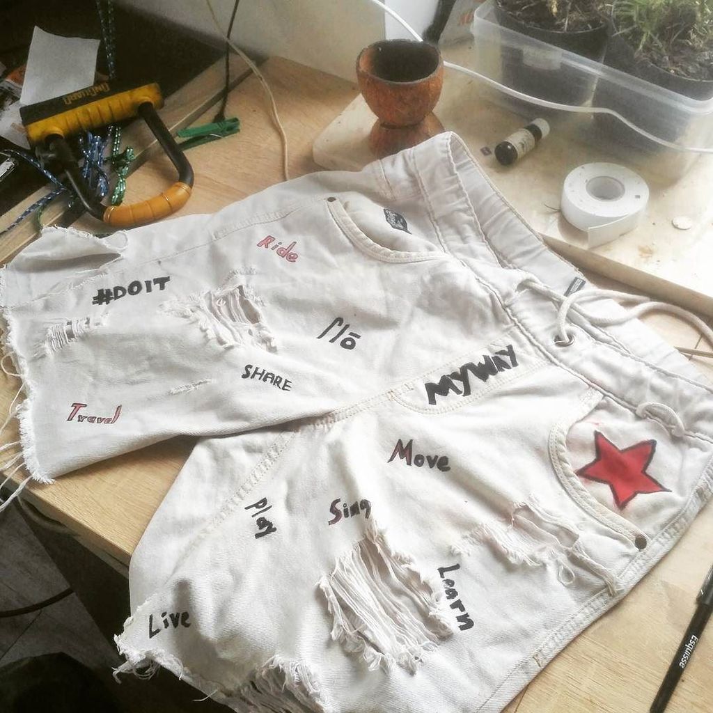 KingRayBook's tweet image. Courier pants #custom #shitzu #customshit #DoIT #artist #musician #music #cycling ift.tt/2qHSZX7