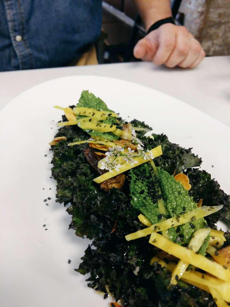 malapipabar's tweet photo. Ensalada de Kale, salteado de perretxicos con almendra laminada, remolacha dorada encurtida y hierbabuena. Vamos. https://t.co/aGtfkb0jXl