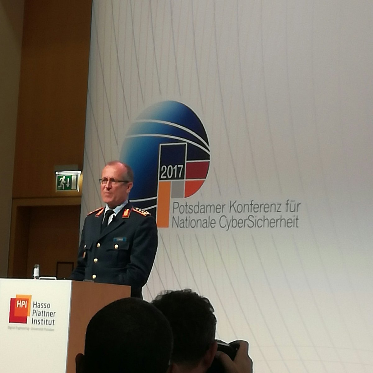 Generalmajor Ludwig Leinhos bringt als erster heute das Thema Terrorismus ins Spiel #cybersich