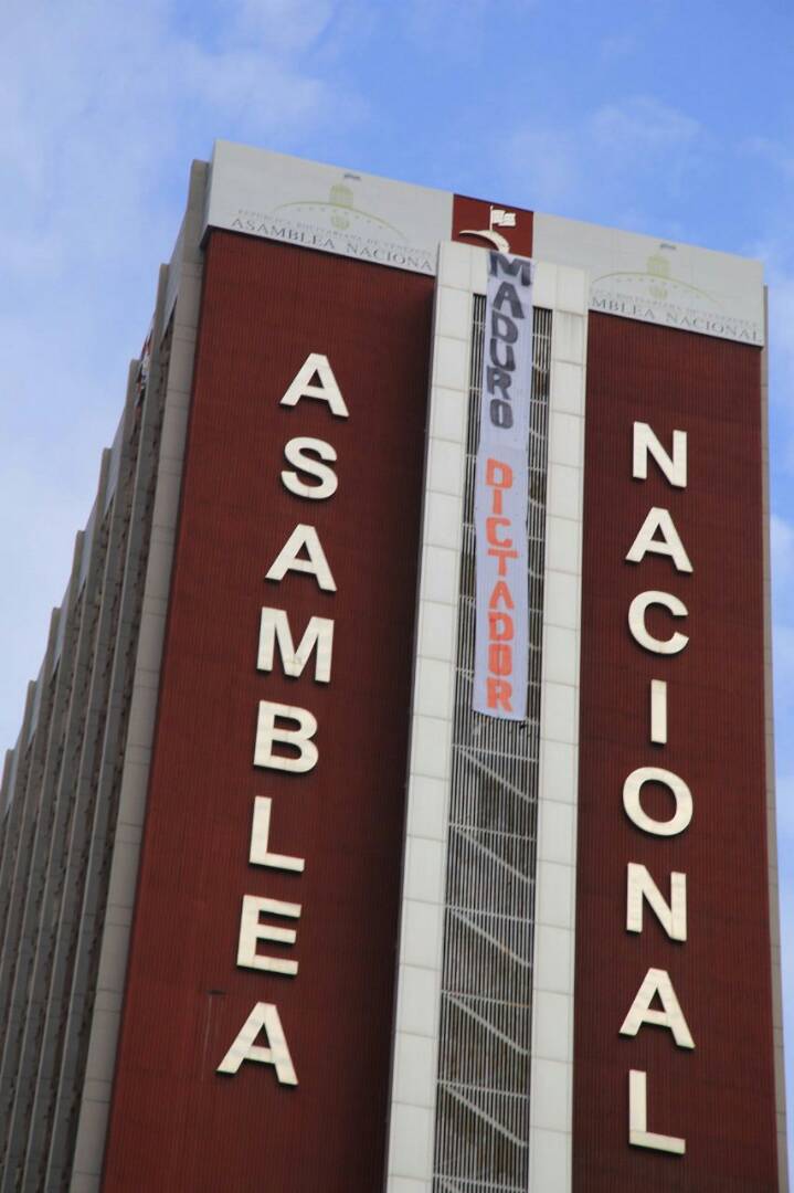 adrianadelia's tweet photo. #MaduroDictador y como eso eres reconocido. 
Así amaneció nuestro edificio administrativo, en nombre de esta lucha por la libertad https://t.co/0tlPl8ifoO