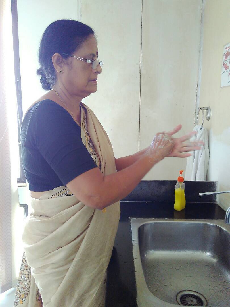 WHO's tweet photo. When Bandana Das, a #midwife in #India, washes her hands it is to save the lives of mothers &amp; newborns https://t.co/3nA5DzlY46 https://t.co/Jo9i5D9jBY