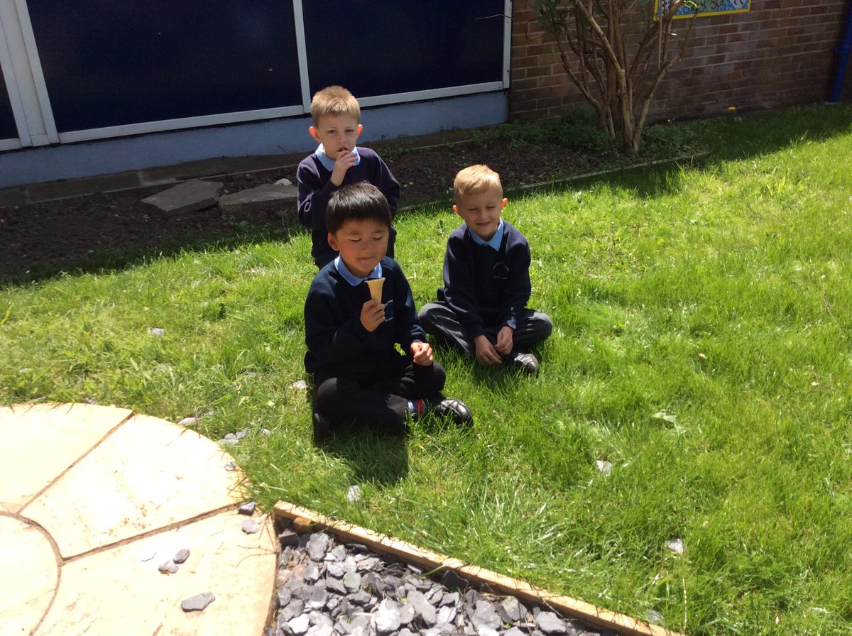 AHPA_Year1's tweet photo. 1B enjoying ice-cream in the sunny garden. Thank you @AHPA_Year4 for arranging the ice-cream parlour fundraiser. 🍦🍦🍦 https://t.co/Gm1RkiKi07