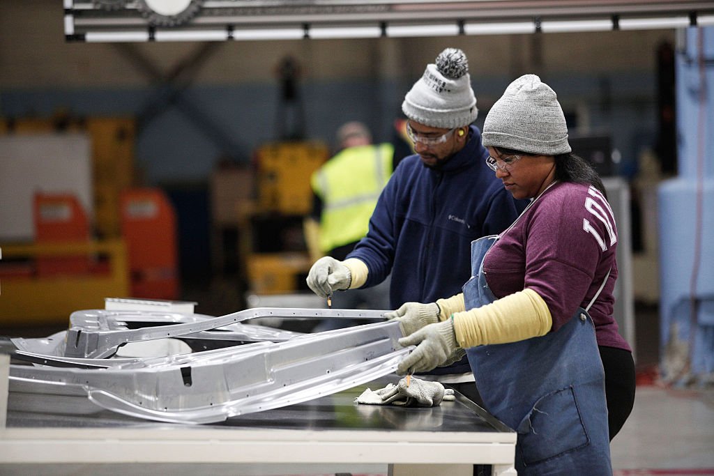 business's tweet photo. JUST IN: Payrolls in U.S. rise by 211,000, jobless rate falls to 4.4% https://t.co/K9oRu32CDL https://t.co/fM4CoPmiYo