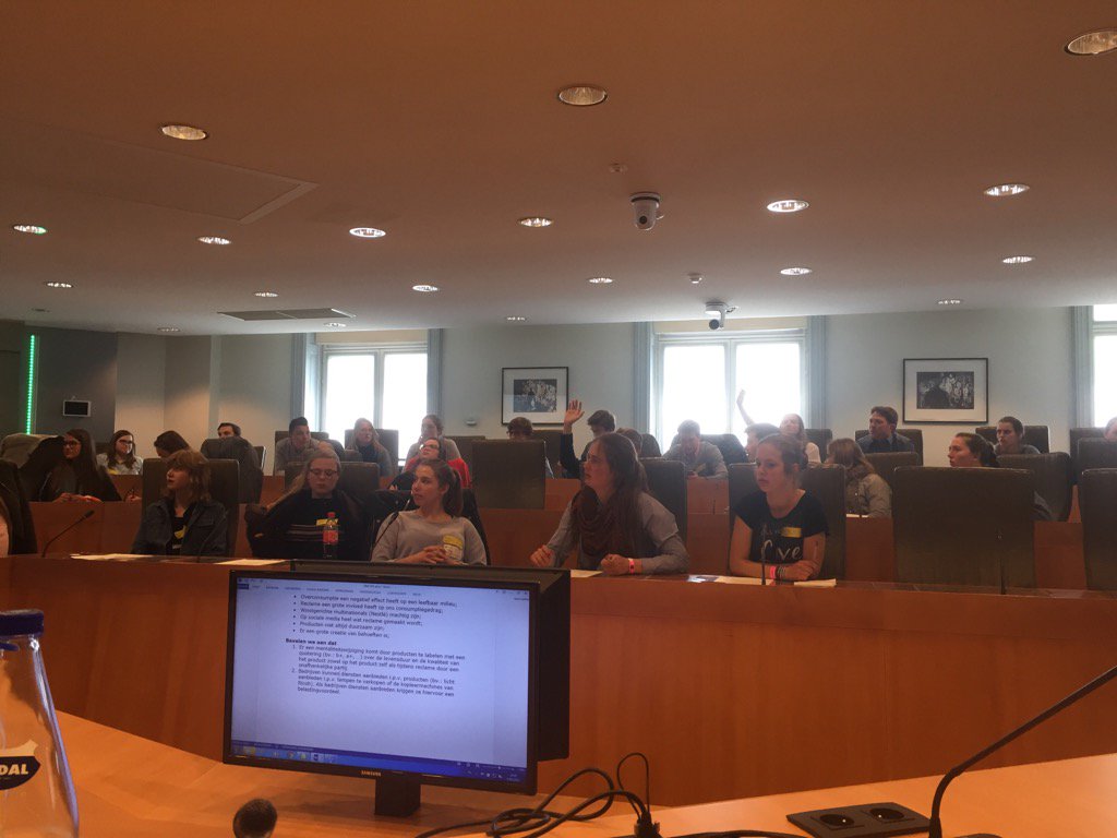 elkevdbrandt's tweet image. Van bezit naar gebruik. Laat bedrijven licht verkopen ipv lampen. Boeiend #plenum17 met @Globelink