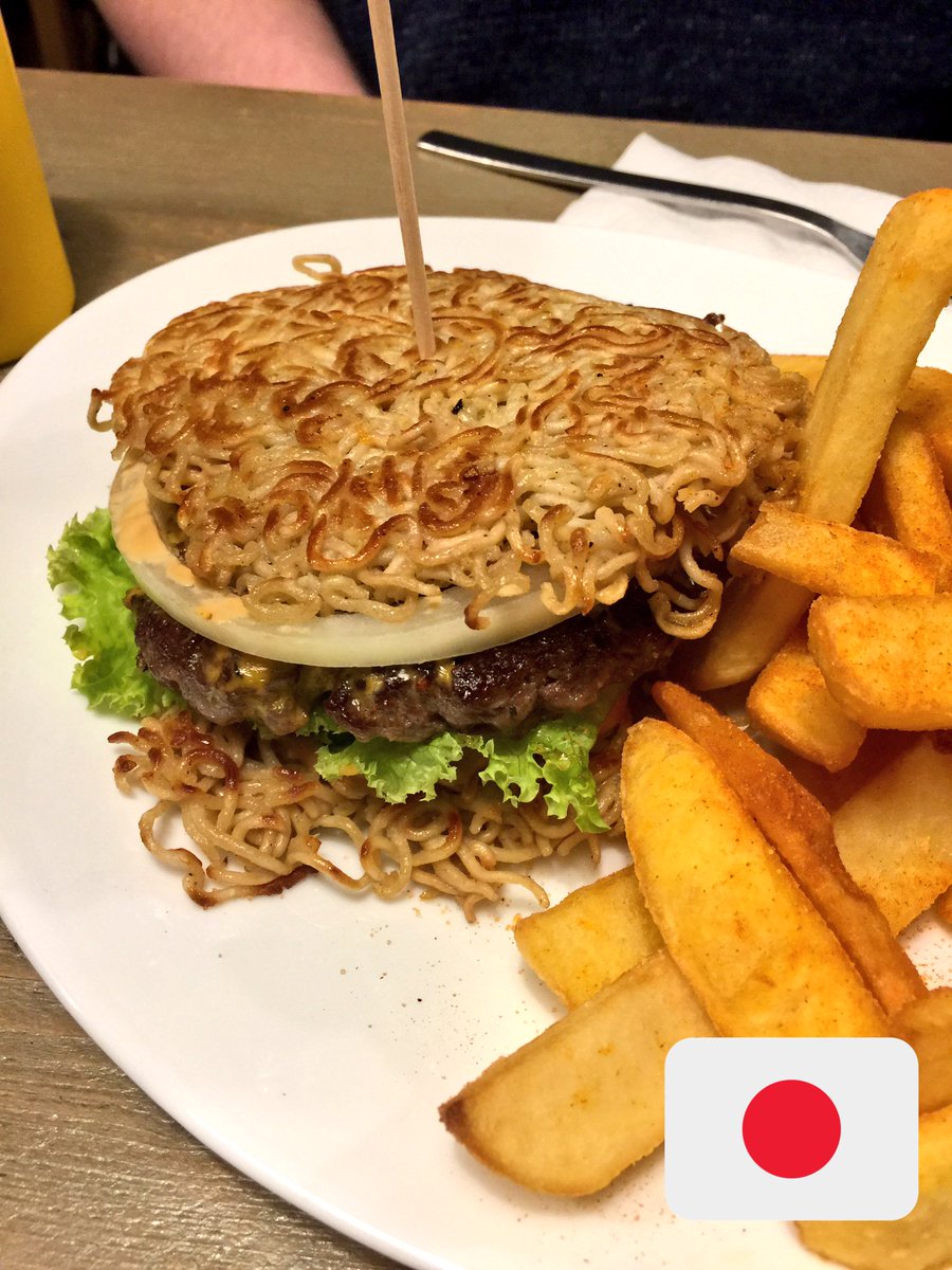 watashinoraifu's tweet photo. Unicorn Milkshake &amp; Mie Noodle Bun Burger 😍 #Lenoks #Yummyashell https://t.co/OiZTKmpENX