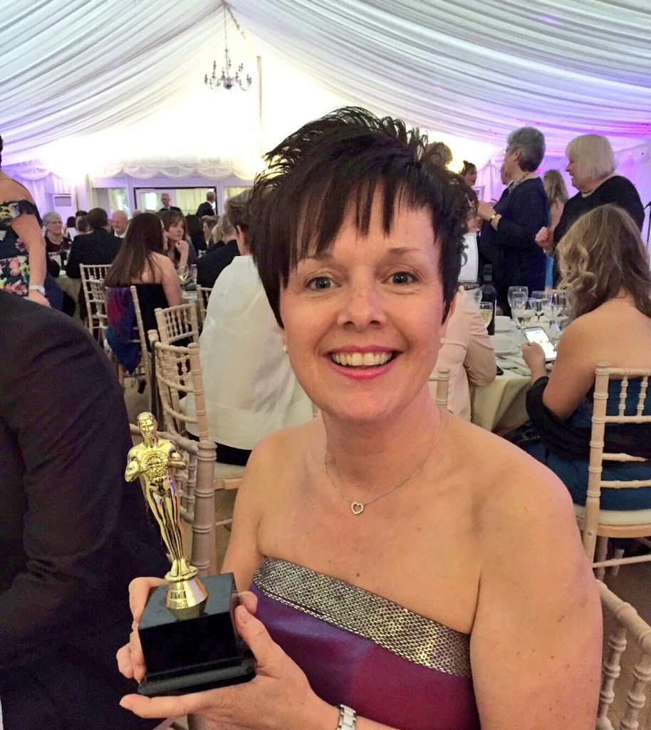 🌟 Congratulations to our brilliant Research Nurse <a href="/JoTopliffe66/">Jo</a> as she receives her award for 28 years service to nursing #mehtOSCAs2017 🌟