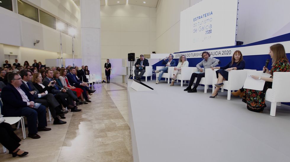 lavozdegalicia's tweet photo. Galicia quiere turismo «tranquilo». Feijoo presenta junto al sector la estrategia hasta el 2020 https://t.co/mLxuEPp2rf https://t.co/xpHGysyLvg
