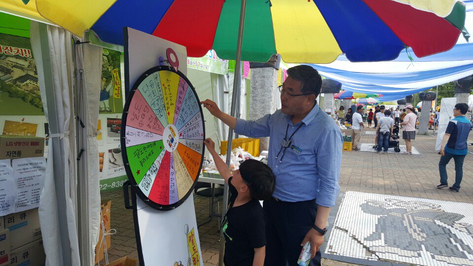 lkc1269's tweet photo. 여주도자기 축제장을 뜨겁게 달구고 있는 팔도한마당 홍보부스에 원경희 여주시장님이 격려차 방문 하셨습니다! https://t.co/1OyeOopCBu