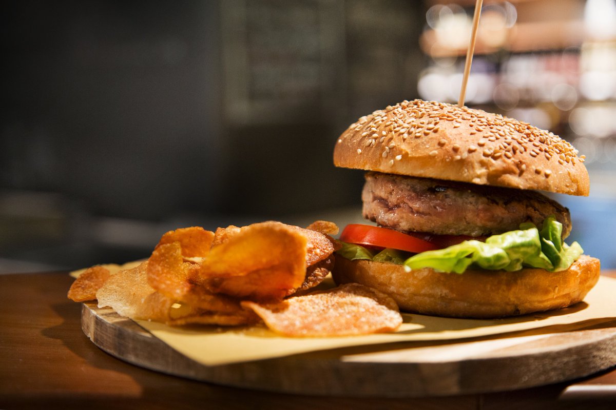 Arrivano i quarti di finale del CAMPIONATO DI #HAMBURGER! Il #10maggio in sfida Il Porco Rosso e Rec23!Chi vincerà?bit.ly/2oGKf1E