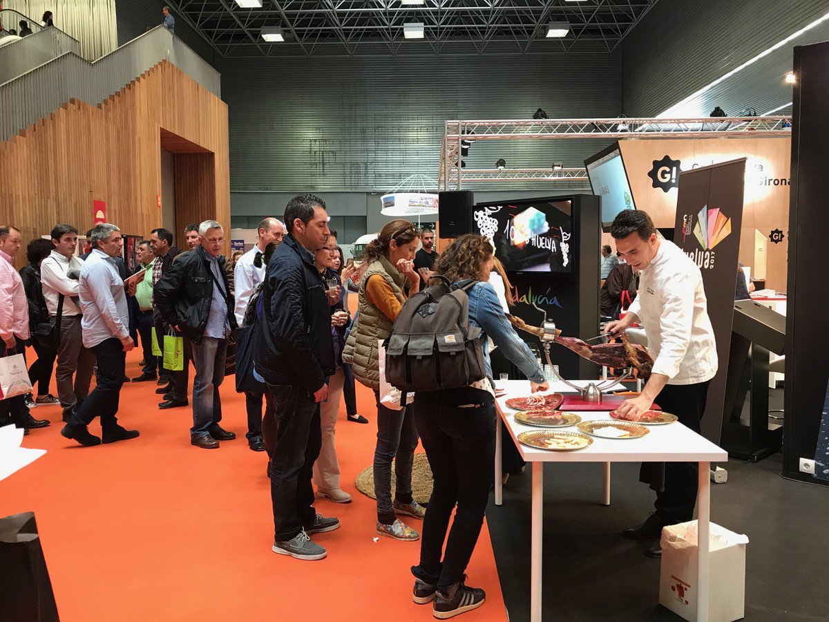 AytoHuelva's tweet photo. Huelva, Capital Española de la Gastronomía presente en Expovacaciones Bilbao https://t.co/TlOty7b1Wa @Expovacaciones #HuelvaGastronomica17 https://t.co/YTqWLkKnJz