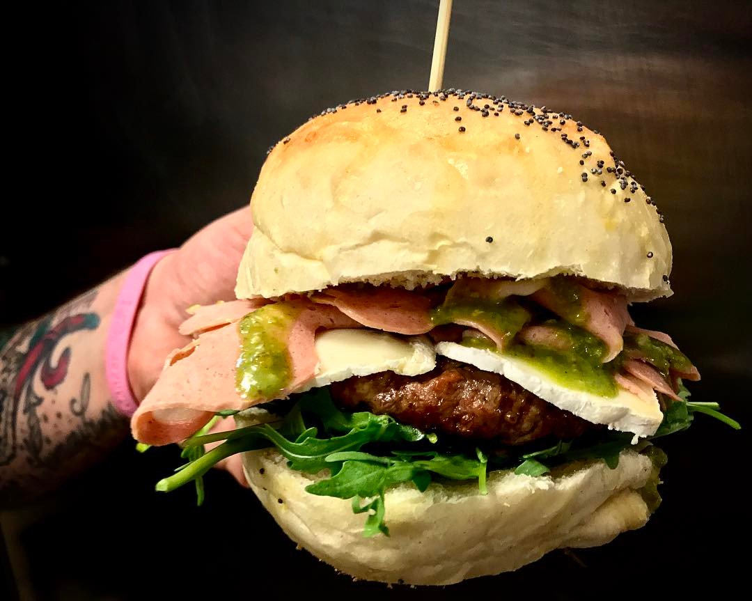 Ci stiamo preparando ai quarti di finale del CAMPIONATO DI HAMBURGER! Di chi sarà questo #hamburger super gustoso? bit.ly/2oGKf1E