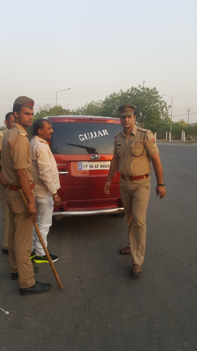 ShoPsEcotech3's tweet photo. Village choganpur  per chaking krti ecotec 3 gbn police. @noidapolice  @ up police https://t.co/152MXvb4aT