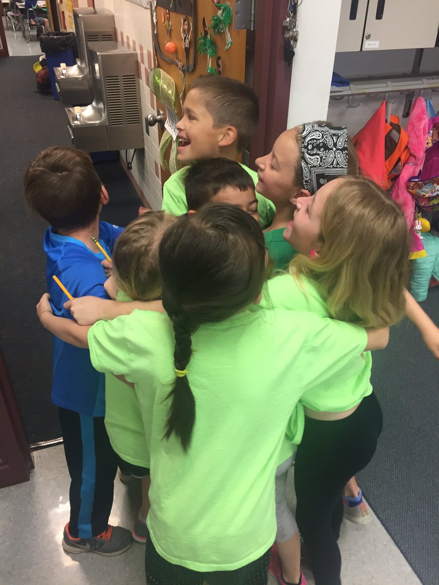 What a welcome! H1 was so happy their classmate wasn't absent! #puzzlecomplete #friendlyfriday <a href="/SASD_OakRidge/">Oak Ridge Elementary</a>