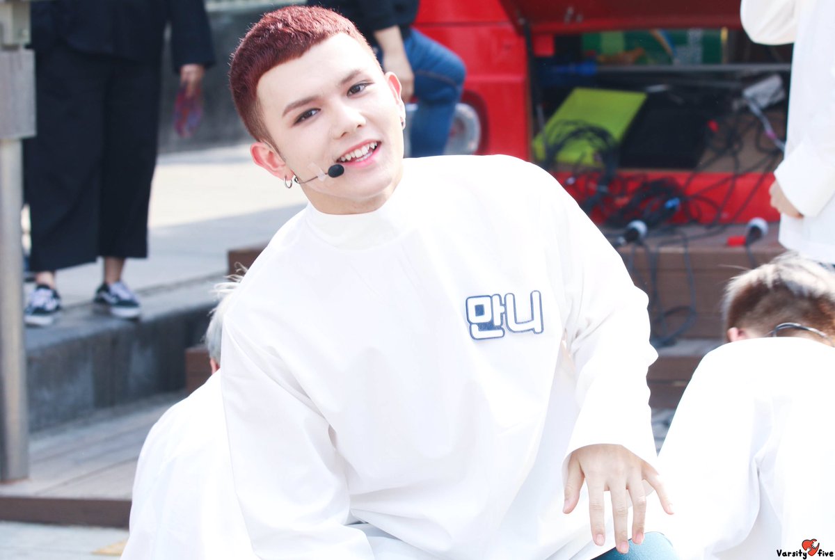 varsity5com's tweet photo. 170430 신촌버스킹
#바시티 #varsity #만니 #manny @varsity_2017 https://t.co/znYAVw34y6
