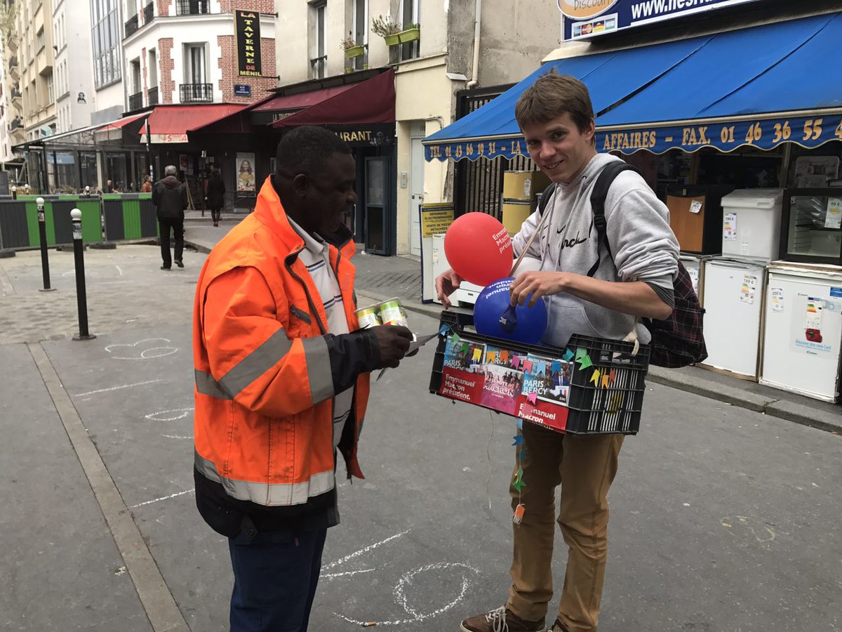 Renaissance20e's tweet photo. Echanges chaleureux et bonne humeur dans les rues du 20e avec notre #Kiosque #EnMarche !
#YesWeWalk
#MacronPrésident #Kiosquathon https://t.co/I68eUBQbVH