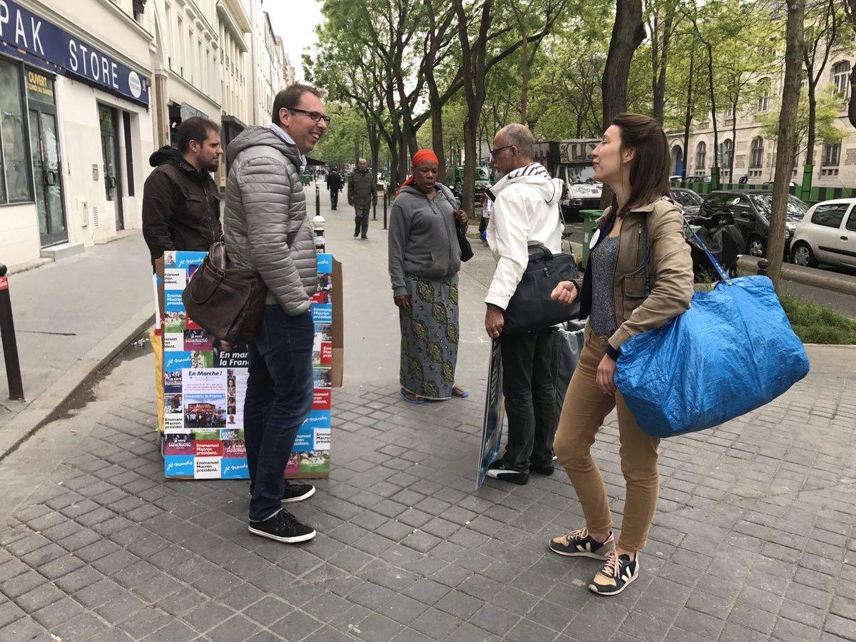 Renaissance20e's tweet photo. Echanges chaleureux et bonne humeur dans les rues du 20e avec notre #Kiosque #EnMarche !
#YesWeWalk
#MacronPrésident #Kiosquathon https://t.co/I68eUBQbVH