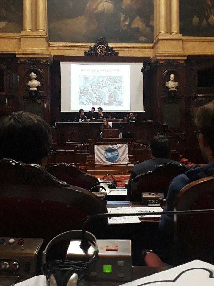 laladethomaz's tweet image. 1e motie ^^ #letsbegin #plenum17