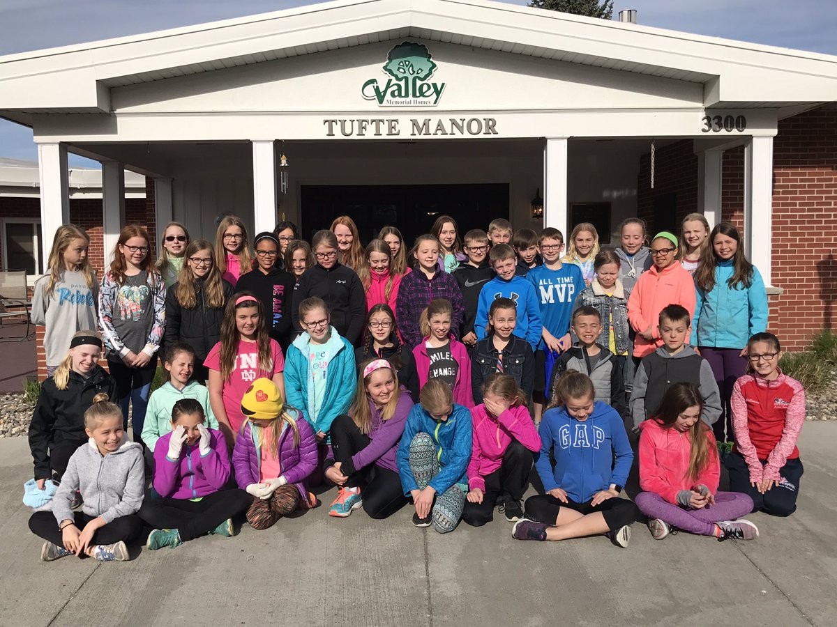 Blake3Ginny's tweet photo. @KellyElemGF Student Council bring May Baskets to Tufte Manor.#learningatkelly https://t.co/MXxdnAPuEA