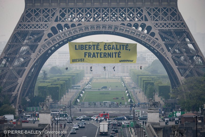 GreenpeaceArg's tweet photo. #AHORA @greenpeacefr | Cuando los gobiernos ponen el riesgo nuestro planeta, es nuestra obligación hacérselos saber. #Resist https://t.co/gXPJ7H6xN5