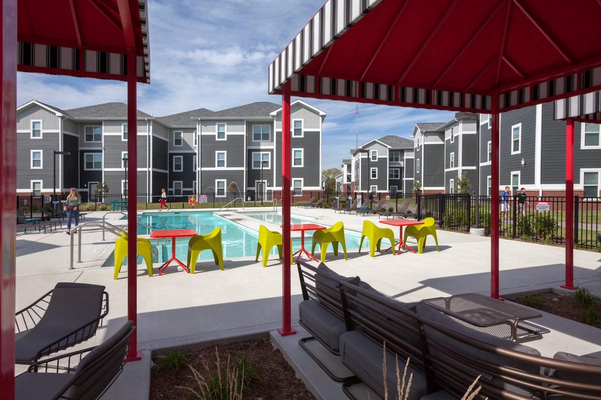 CRG_Real_Estate's tweet image. Developed by @CRG_Real_Estate, The Edge is a 120-unit, 384-bed, upscale student housing community at @SIUE.  goo.gl/EUnqlr