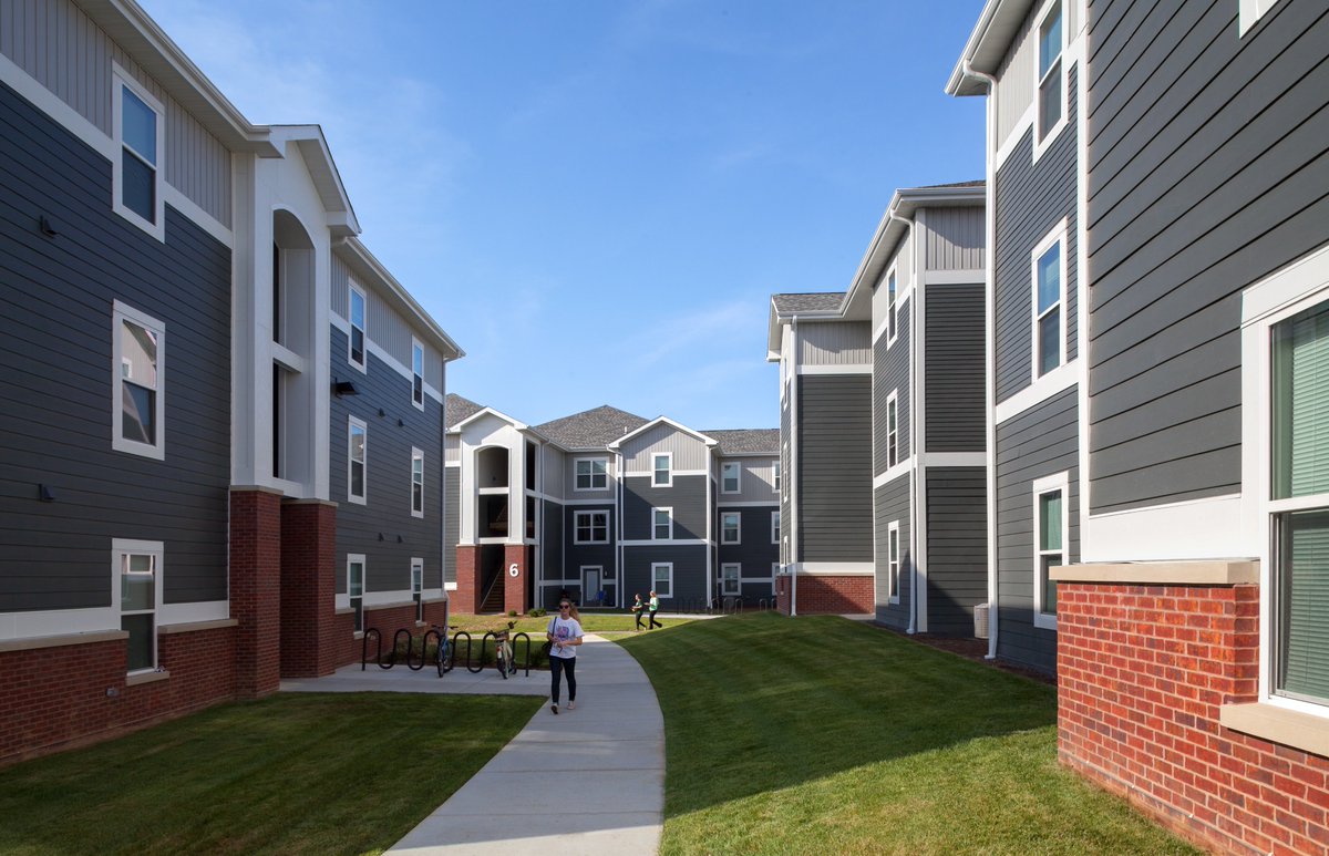 CRG_Real_Estate's tweet image. Developed by @CRG_Real_Estate, The Edge is a 120-unit, 384-bed, upscale student housing community at @SIUE.  goo.gl/EUnqlr