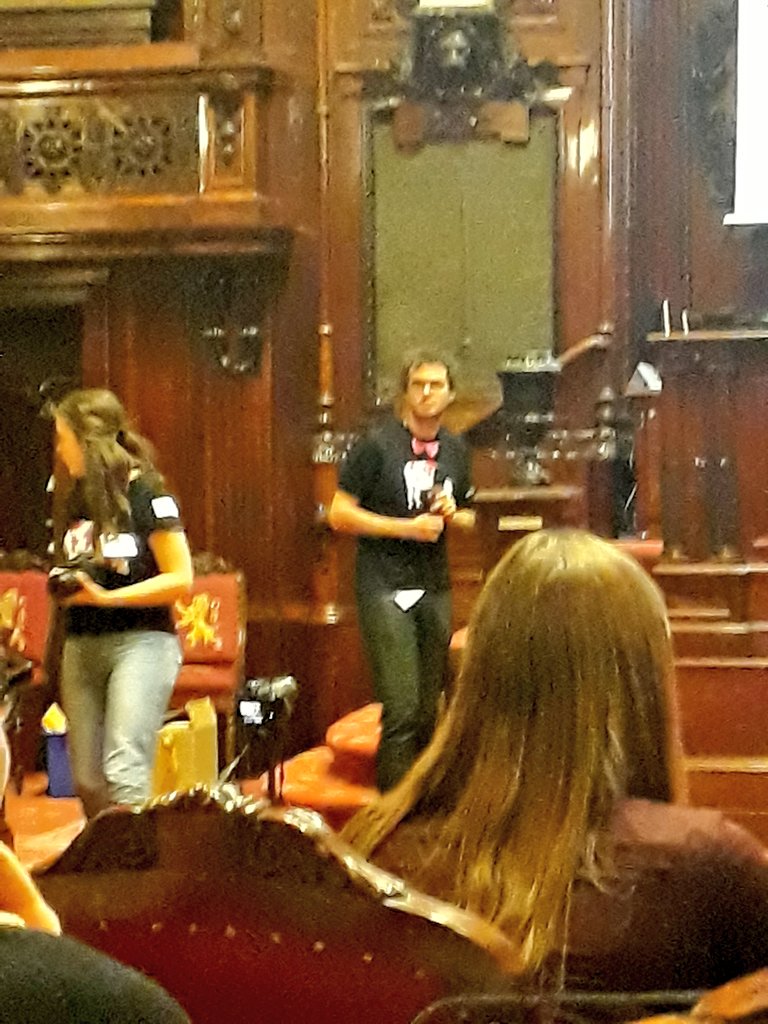 laladethomaz's tweet image. Mooi noeud papillon van de voorzitter #plenum17