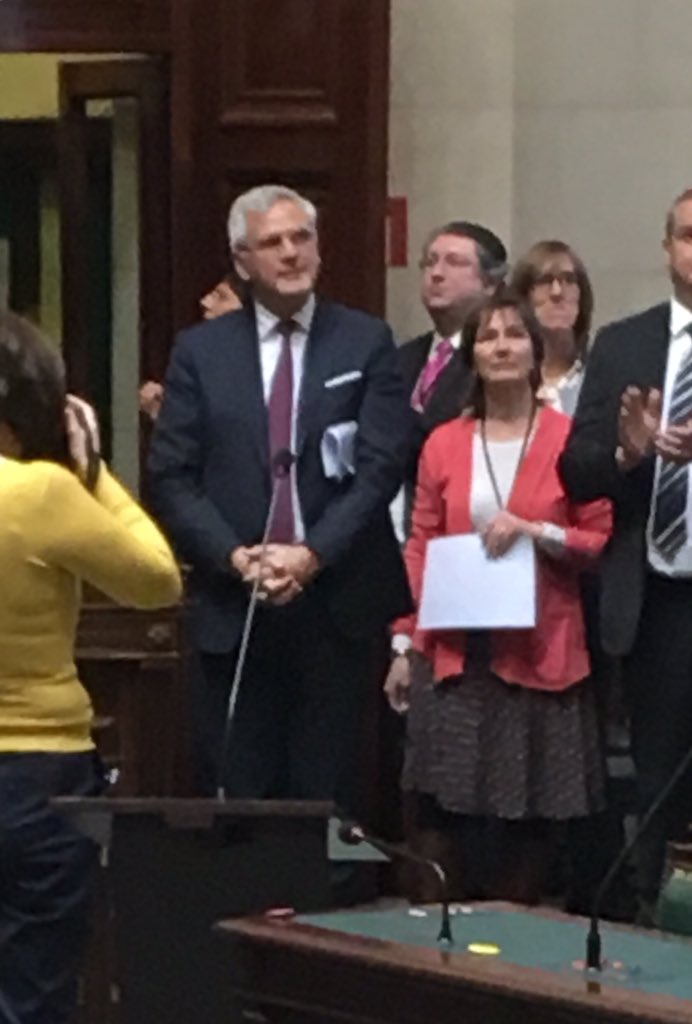 JeanneAdam4's tweet photo. SCOOP! 10€ aan @KrisPeeters1 = 1 stem voor de aanbevelingen van Commissie2 #DeKamer #PLENUM17 https://t.co/KOWsO6G37Z