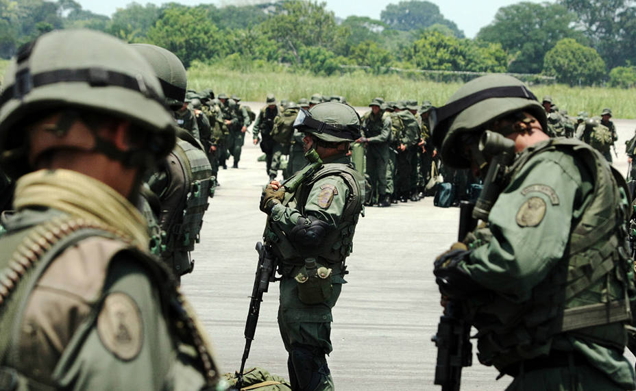 ElNacionalWeb's tweet photo. [URGENTE] Capriles denuncia detención de 85 militares de la FANB https://t.co/lWbe3F7tFn  https://t.co/YCH2xPrN0U