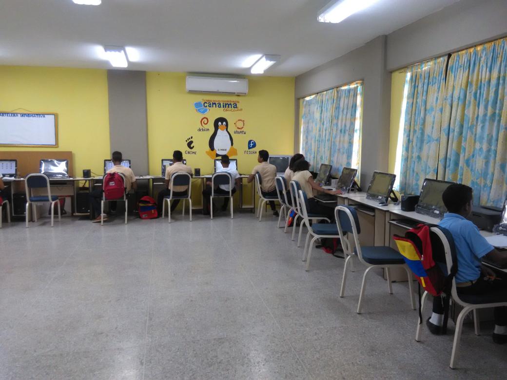 cbitmariguitar's tweet photo. Curso de Elaboración y diseño de páginas Web a los y las estudiantes de la UETD Morochito Rodriguez @Kleitzerc @cbitsucre https://t.co/FHFiJDqBke
